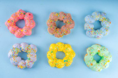 Asya modasına uygun mochi çörekleri. Tatlı renkli mochi çörekleri fırında hamur işi, çeşitli malzemeler ve dolgularla