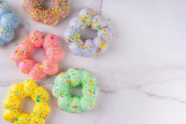 Asya modasına uygun mochi çörekleri. Tatlı renkli mochi çörekleri fırında hamur işi, çeşitli malzemeler ve dolgularla