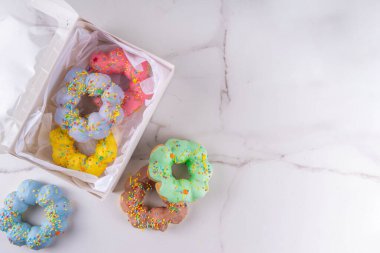 Asya modasına uygun mochi çörekleri. Tatlı renkli mochi çörekleri fırında hamur işi, çeşitli malzemeler ve dolgularla