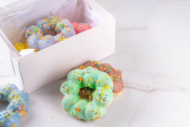 Asya modasına uygun mochi çörekleri. Tatlı renkli mochi çörekleri fırında hamur işi, çeşitli malzemeler ve dolgularla