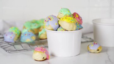 Asya modasına uygun mochi çörekleri. Tatlı renkli mochi çörekleri fırında hamur işi, çeşitli malzemeler ve dolgularla