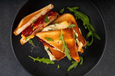 Izgara pizza sandviçi, domatesli peynirli pizza, domates sosu, pastırma, salam, roka, fotokopi alanı.