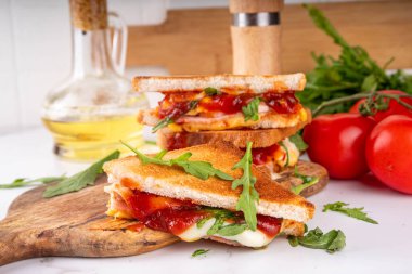 Izgara pizza sandviçi, domatesli peynirli pizza, domates sosu, pastırma, salam, roka, fotokopi alanı.