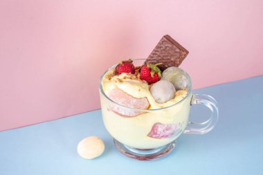 Mochi parfait moda Asya tatlıları, meyveli, meyveli, meyveli, şekerli ve çeşitli mochi soslu dondurma. Yazın dondurulmuş tatlı atıştırmalıklar porsiyonlu fincanda, kopyalama alanı