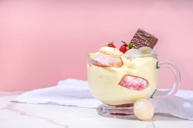 Mochi parfait moda Asya tatlıları, meyveli, meyveli, meyveli, şekerli ve çeşitli mochi soslu dondurma. Yazın dondurulmuş tatlı atıştırmalıklar porsiyonlu fincanda, kopyalama alanı