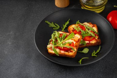 Lezzetli çıtır pizzalar. Fast food, porsiyonlu fast-made pizzanın modern versiyonu domates, pastırma, mozzarella peyniri ve roka ile kızarmış ekmek, kopyalama alanı.