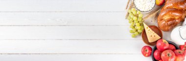Kırmızı elmalar, buğdaylar, üzümler, süt ürünleri - peynir, süzme peynir, süt veya krem, metin için kopya alanı