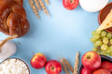 Kırmızı elmalar, buğdaylar, üzümler, süt ürünleri - peynir, süzme peynir, süt veya krem, metin için kopya alanı