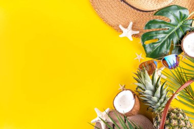 Yaz tatili ve seyahat tatili, satış ve davetiye düzlüğü, tropikal yapraklar, terlikler, hasır şapka, güneş gözlüğü ve çanta, hindistan cevizi ve ananas tropikal tatlı meyveler. 