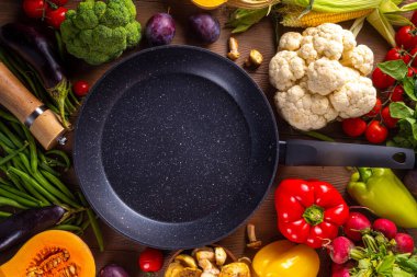 Sonbahar sebze hazırlama akşam yemeği geçmişi. Organik taze sebzeler, balkabağı, mısır, meyve, mantar, salata yaprakları, yeşillik, fotokopi alanı ile pişirmek için gerekli malzemeler..