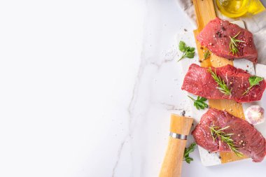 Yemek pişirme geçmişi. Çeşitli ham taze et, sığır eti, baharatlı kırmızı et, biberiye, tuz, biber, sarımsak, zeytinyağı, üst görünüm kopyalama alanı.