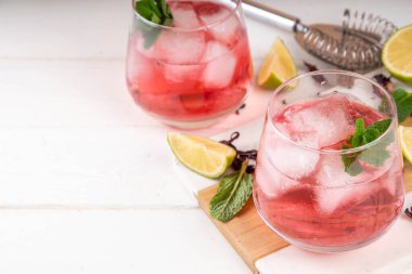 Hibiscus ekşi alkollü kokteyl ya da alkolsüz mocktail, hibiscus mezcal margarita buzlu, limonlu ve naneli içecek