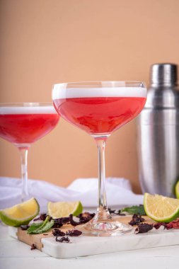 Hibiscus alkollü kokteyl, mocktail, hibiscus martini buzlu, limonlu ve nane aromalı martini.