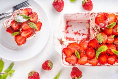 Yaz çilekli tiramisu tatlısı yaz tiramisu kekinin taze çilekli, mascarpone ve savoyardi soslu versiyonu.