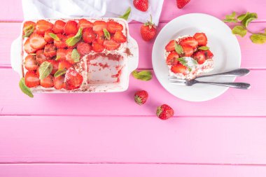 Yaz çilekli tiramisu tatlısı yaz tiramisu kekinin taze çilekli, mascarpone ve savoyardi soslu versiyonu.
