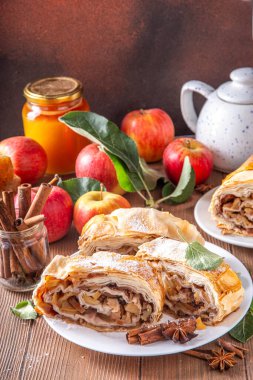 Karamelli elmalı, kuru üzümlü, fındıklı, ballı, tarçınlı, elmalı turta.