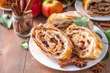 Karamelli elmalı, kuru üzümlü, fındıklı, ballı, tarçınlı, elmalı turta.