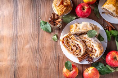 Karamelli elmalı, kuru üzümlü, fındıklı, ballı, tarçınlı, elmalı turta.