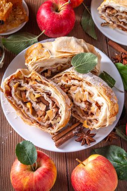 Karamelli elmalı, kuru üzümlü, fındıklı, ballı, tarçınlı, elmalı turta.