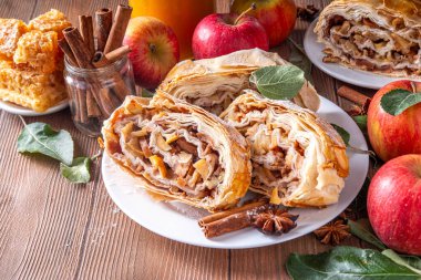 Karamelli elmalı, kuru üzümlü, fındıklı, ballı, tarçınlı, elmalı turta.