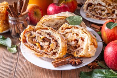 Karamelli elmalı, kuru üzümlü, fındıklı, ballı, tarçınlı, elmalı turta.