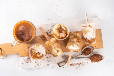 Dalgona kahveli buzlu dondurma, hazır kahve espresso dondurması, ev yapımı donmuş Kore dalgona kahveli tatlı. 