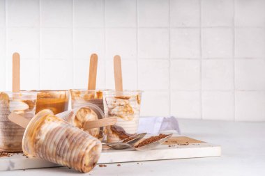 Dalgona kahveli buzlu dondurma, hazır kahve espresso dondurması, ev yapımı donmuş Kore dalgona kahveli tatlı. 