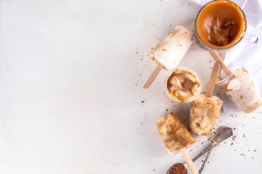 Dalgona kahveli buzlu dondurma, hazır kahve espresso dondurması, ev yapımı donmuş Kore dalgona kahveli tatlı. 