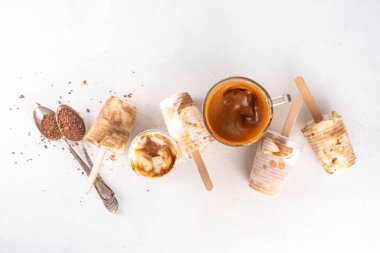 Dalgona kahveli buzlu dondurma, hazır kahve espresso dondurması, ev yapımı donmuş Kore dalgona kahveli tatlı. 