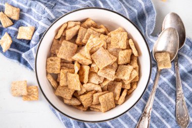 Porsiyonlu kasede sütlü tarçınlı tost karışımı. Tatlı Moda Çıtır Tarçınlı Kahvaltı Gevreği 