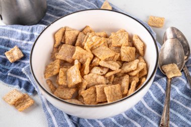 Porsiyonlu kasede sütlü tarçınlı tost karışımı. Tatlı Moda Çıtır Tarçınlı Kahvaltı Gevreği 