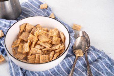 Porsiyonlu kasede sütlü tarçınlı tost karışımı. Tatlı Moda Çıtır Tarçınlı Kahvaltı Gevreği 