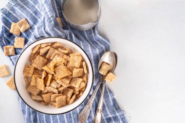 Porsiyonlu kasede sütlü tarçınlı tost karışımı. Tatlı Moda Çıtır Tarçınlı Kahvaltı Gevreği 