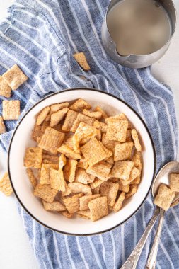 Porsiyonlu kasede sütlü tarçınlı tost karışımı. Tatlı Moda Çıtır Tarçınlı Kahvaltı Gevreği 