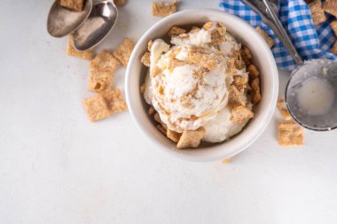 Tarçınlı tost, tarçınlı ve karamel kaplı dondurma, tarçınlı mısır gevrekli küçük porsiyon kase. 