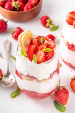 Yaz çilekli tiramisu tatlısı, yaz meyveli pasta cam kavanozlarda taze çilek, mascarpone ve savoyardi.