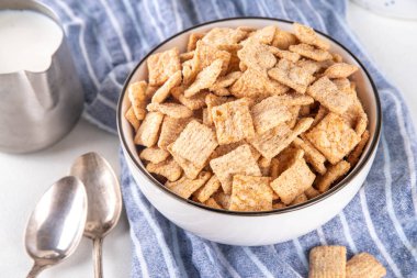 Porsiyonlu kasede sütlü tarçınlı tost karışımı. Tatlı Moda Çıtır Tarçınlı Kahvaltı Gevreği 