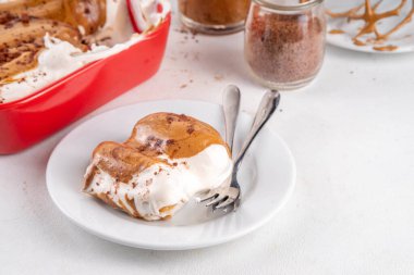 Moda dalgona tiramisu tatlısı. Ev yapımı köpüklü kremalı kahve tiramisu, Savoyardi ile hazırlanmış, üzerinde hazır kahve köpüğü ve çikolata var.