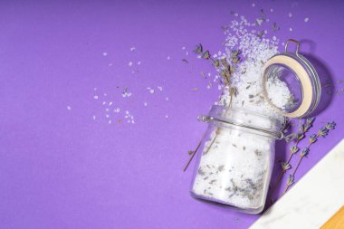 Pişirmek için lavanta tuzu. Kurutulmuş lavanta çiçekleriyle deniz tuzu, yemek, ızgara, içki ve kokteyller için moda baharat karışımı.