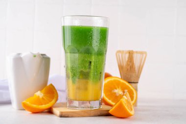 Turuncu Matcha Limonatası, Yeşil kibrit ve turuncu narenciye ile soğuk Asya meyveli kokteyl beyaz arka planda, kopyalama alanı