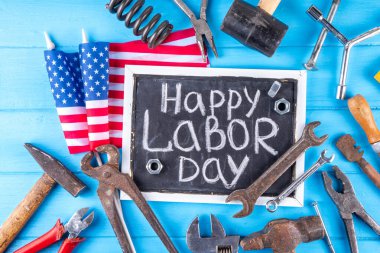 Amerikan Ulusal Vatansever İşçiler Mutlu İşçi Bayramı tatili geçmişi. Ahşap zemin üzerinde yıldızlı inşaat ve imalat araçları, kırmızı beyaz mavi çizgili Amerikan bayrağı