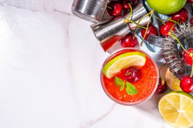 Kiraz ve limonlu alkollü kokteyl, tatlı yaz alkolü, kiraz suyu, votka ve kiraz limonlu garnitür.