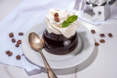 Koyu espresso kahvesi, jelatin ya da agar ve krema ile yapılmış jöleli kahve. Asya soğuk kahve tatlısı kohii zerii kanten beyaz masa arkaplan fotokopi alanı