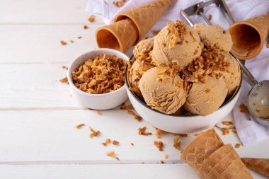 Karamelli soğanlı dondurma. Modern trend tatlandırılmamış tuzlu dondurma aromalı, karamel ve şekerli cam soğanlı