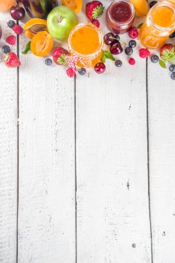 Böğürtlen ve meyve reçeli çeşitleri. Mevsimlik çeşitli yaz meyveleri, meyve reçeli, marmelat ve konfeksiyon setleri. Beyaz tahta arkaplan kopyalama alanı