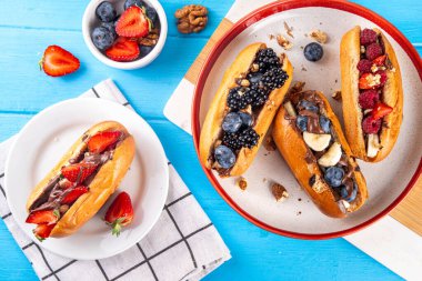 Tatlı yaz meyveli kahvaltı tatlı sosisli, tatlı arta kalan sosisli, çikolata sosisli, çeşitli meyve, yabanmersini, ahududu, çilek, böğürtlen, fındık