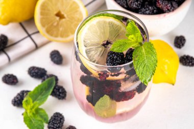 Dut limonata ya da mojito kokteyli, limonlu, naneli ve bir sürü taze dutlu soğuk, ferahlatıcı yaz içeceği.