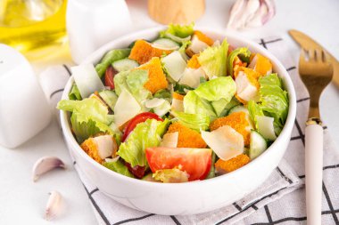 Kızarmış Tavuk Salatası. Çıtır tavuklu salata, taze sebze ve peynir, fotokopi alanı.