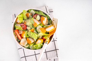 Kızarmış Tavuk Salatası. Çıtır tavuklu salata, taze sebze ve peynir, fotokopi alanı.