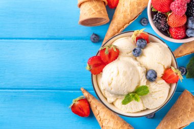 Vanilyalı dondurma kasesi ve taze böğürtlen. Klasik vanilyalı dondurma, çilek, ahududu, böğürtlen, böğürtlen ve kremalı dondurma.